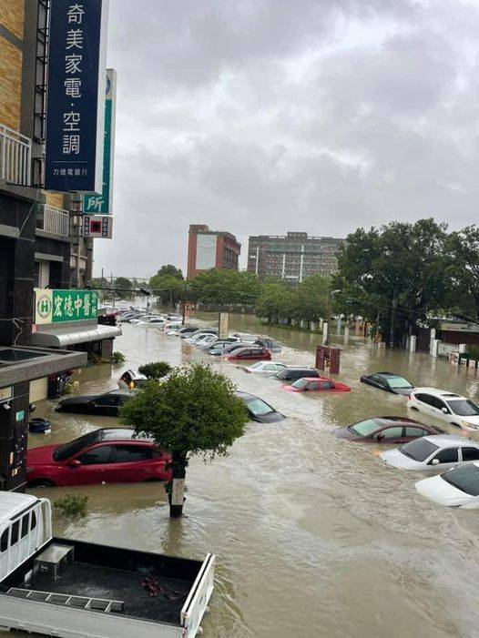 台南鹽水半夜灌大水深達1樓高　車都滅頂了！警消、國軍助撤離水仍未退