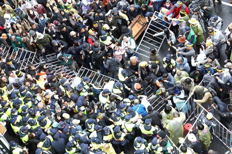 場外青鳥發火欲闖入立法院　推倒柵欄與警方對峙