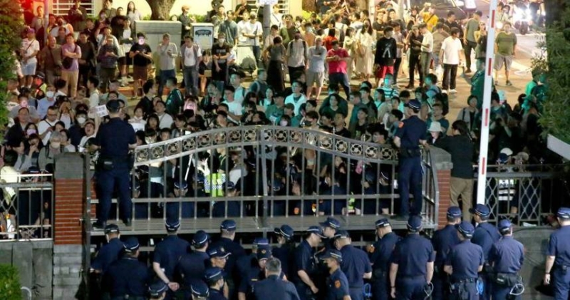 太陽花再現？！表決改革五法變大亂鬥　逾千人看不下去衝立院高喊「停止表決」