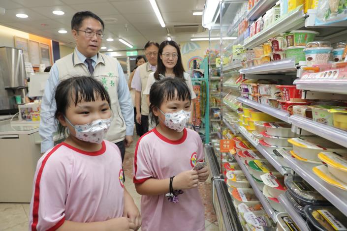 南市弱勢兒少數位餐券開跑 黃偉哲推動擴大供餐據點及便捷兌換方式