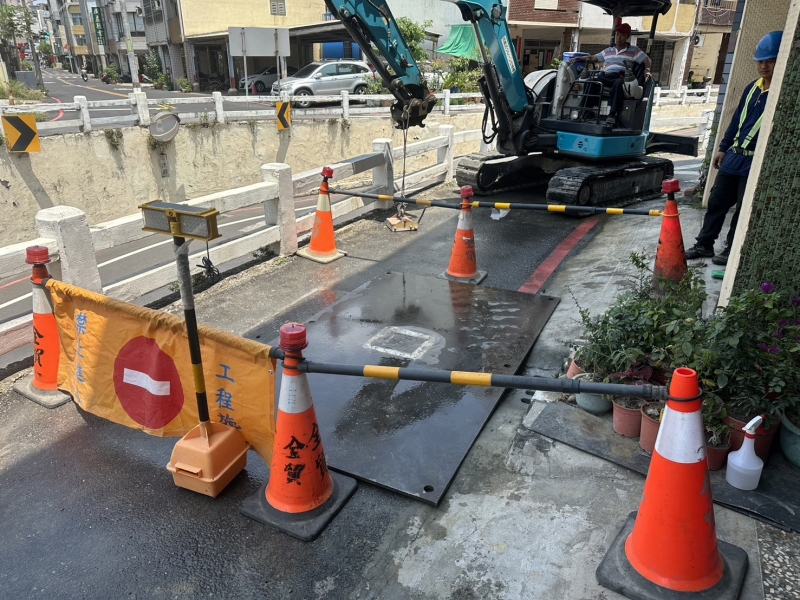 府連地下道旁廻車道發現凹陷 工務局獲報後立即灌漿回填改善