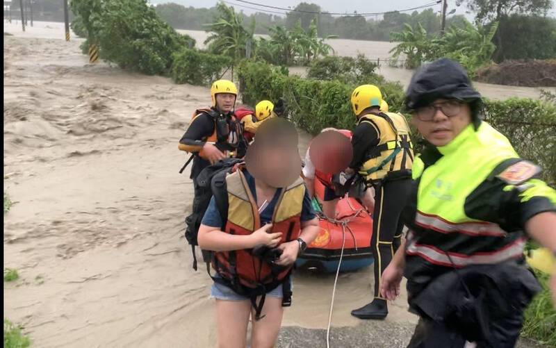 八掌溪溢堤倒灌進民宅 台南後壁一家四口受困消防船艇出動救援