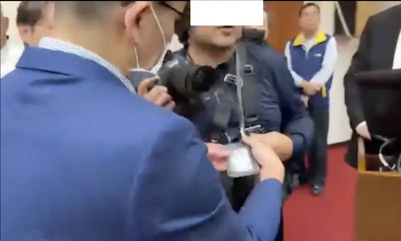 鍾佳濱搶攝影記者證　媒體人揭這家受害