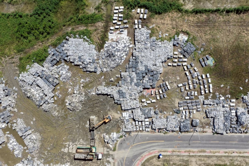 丹娜絲吹翻的10萬片太陽能板流向何處？直擊廢棄光電板的善後與清理難題