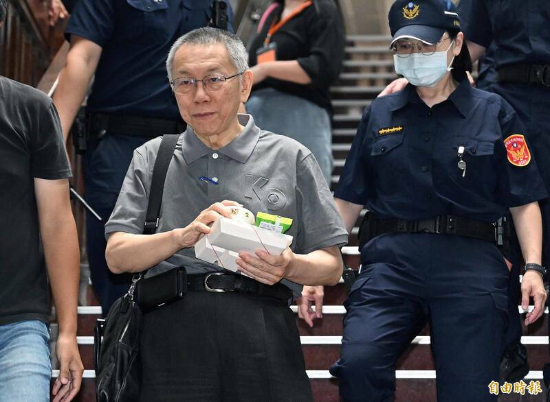 自嘲被搞1年沒掛、護航李文宗 柯文哲：檢怎不查辦小英商號、扁帽工廠