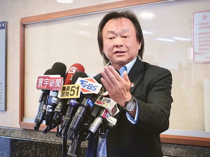 王世堅籲賴總統站出來請罷團823撤案　送衛生紙嗆柯建銘「擦屁股」