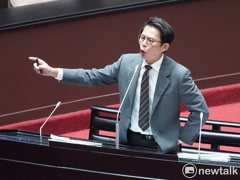 卓榮泰為將凍結誤說「刪除」道歉 黃國昌：賞民進黨降智操作一巴掌