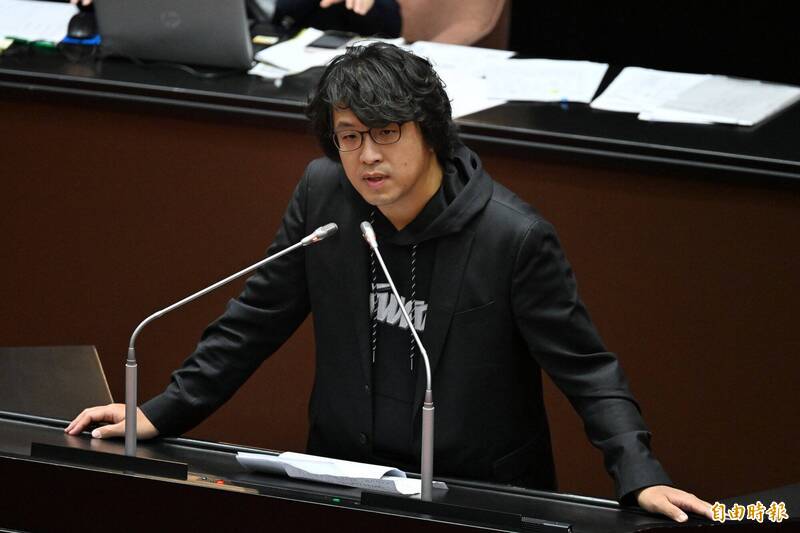 中共威脅全球通緝沈伯洋 央視8分鐘「起底」影片：收手吧！