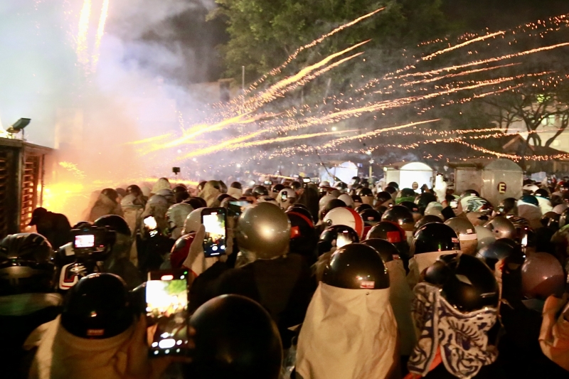 台南鹽水蜂炮活動盛況空前 黃偉哲主炮城祈福200萬支蜂炮點燃元宵佳節