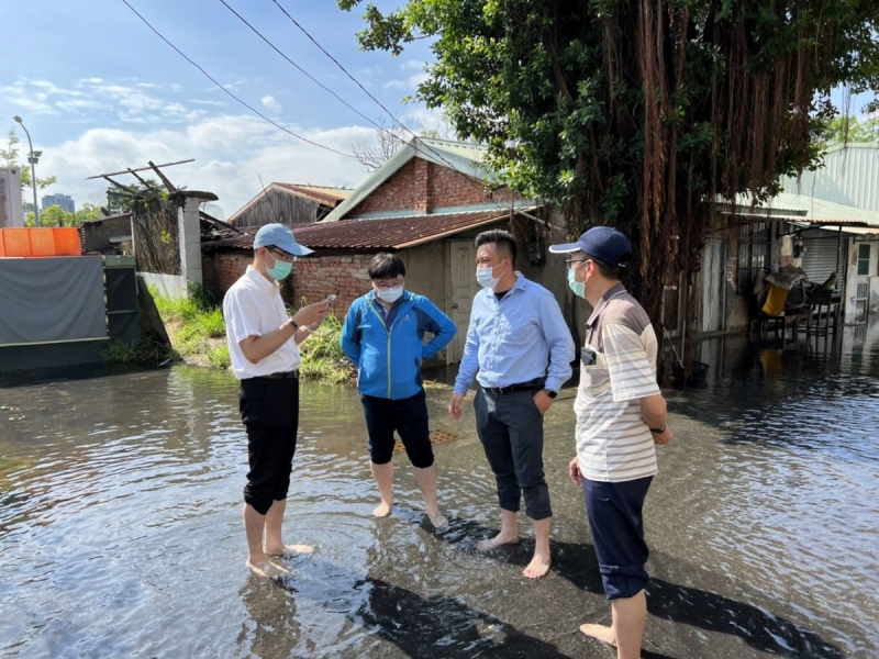 議員李啓維-大潮海水倒灌道路積水