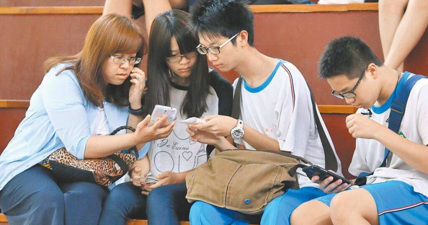 教育部宣布「高中以下收手機」　教師批：把責任丟給學校