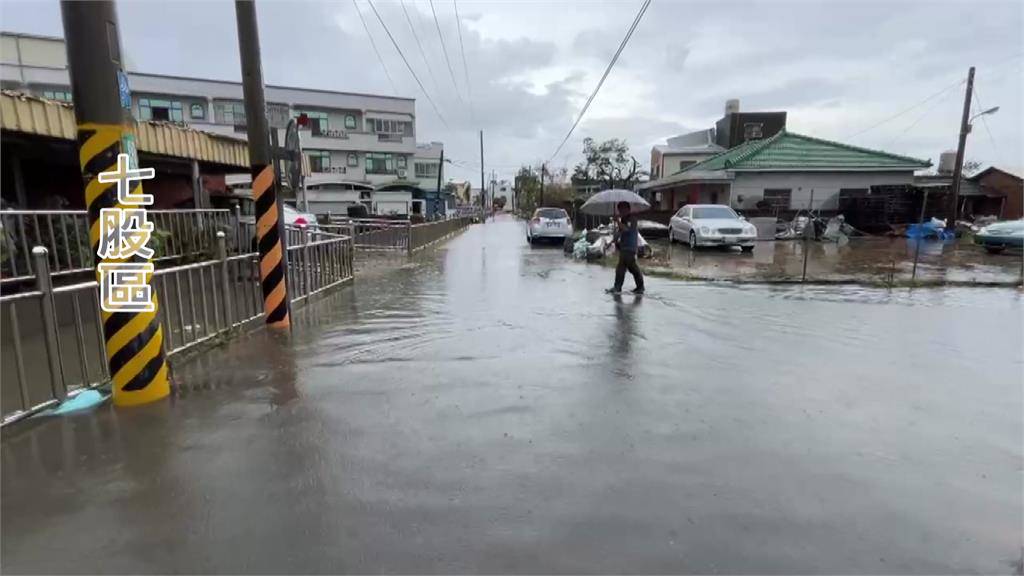 七股篤加國小淹水 操場變「泳池」水深及膝蓋