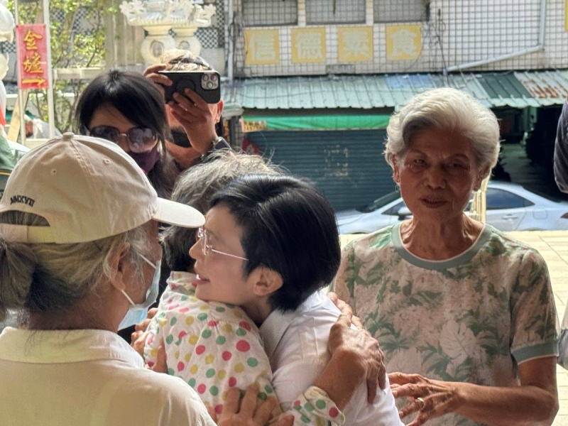 攜母參拜天公廟　林岱樺：堅定參選高市長