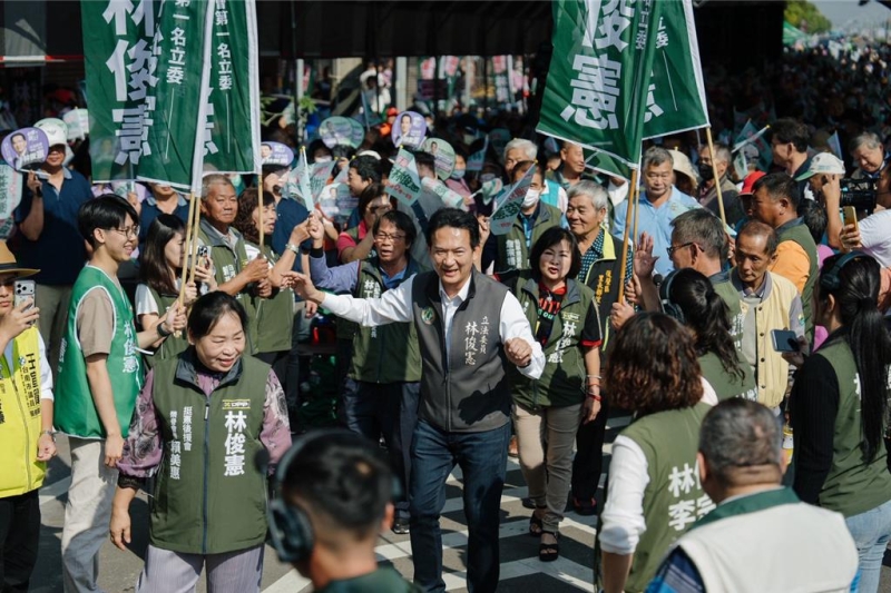 林俊憲頻繁成立後援會大打陸戰 陳亭妃勤跑菜市場傾聽民意