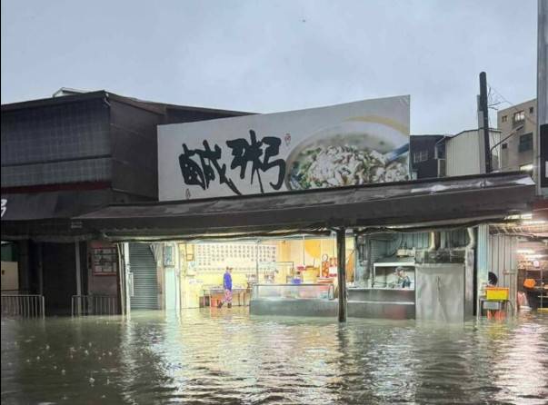 雨炸台南！阿堂鹹粥也遭淹　網「要用划船的去買了」
