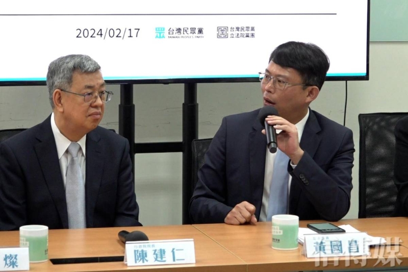 陳建仁拜訪民眾黨立院黨團　黃國昌當面質疑「赴陸禁團令法源依據」：別像北京上面說了算