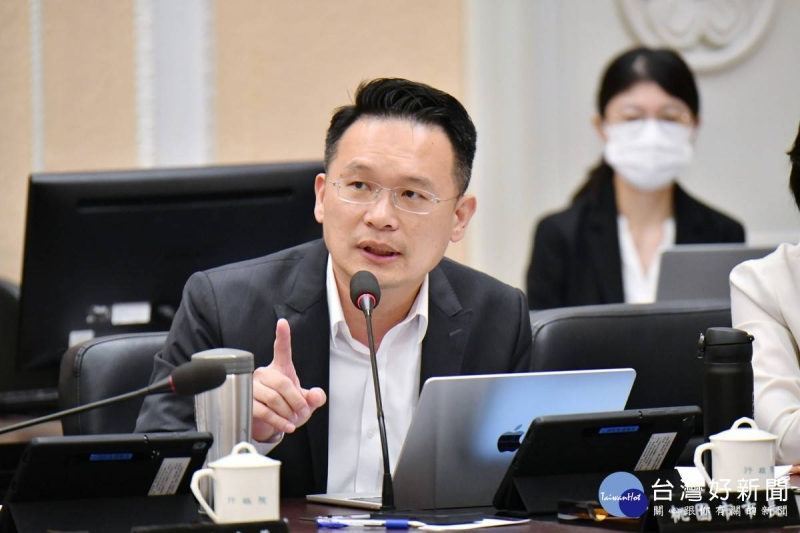 風災待處理光電板只是冰山一角　蘇俊賓呼籲正視大量光電板報廢問題