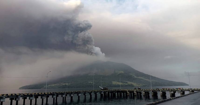 印尼魯昂火山持續噴發 　擔心進一步「爆炸性爆發」警戒至最高層級