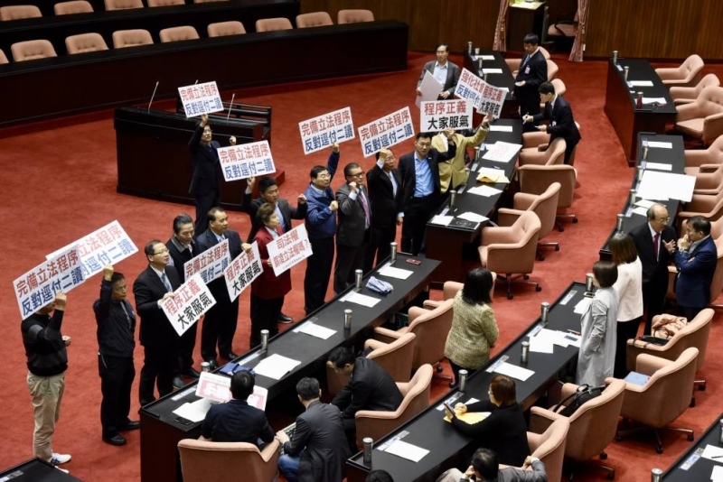 【同婚專法逕付二讀】綠委黃國書、許智傑、何欣純、邱議瑩和莊瑞雄棄權