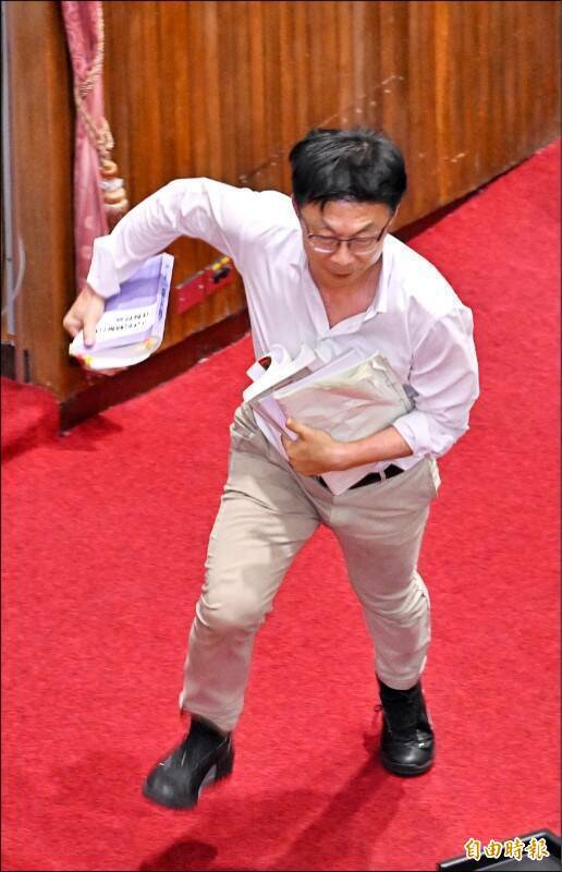 郭國文搶周萬來議事本藍營提案送紀律委員會 韓國瑜宣布交付協商