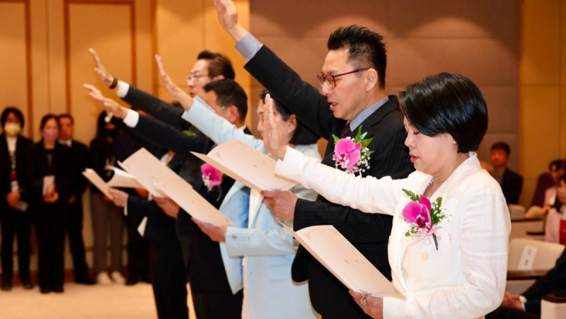 民眾黨6新科立委宣誓就職　首位中配立委李貞秀念誓詞「恪遵憲法效忠國家」