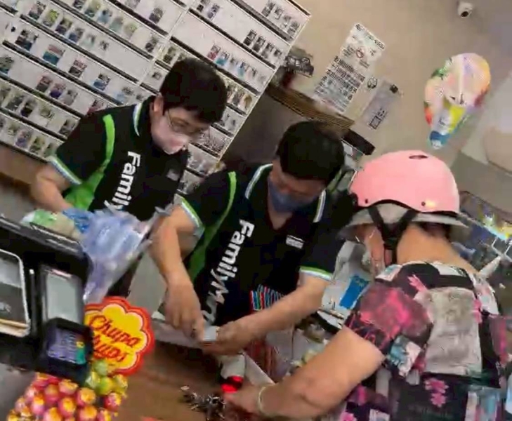 政院前南服副執行長陳慧玲涉貪交保後被直擊　坦承「轉職超商店員」