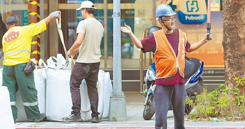 最低工資連10漲無感　2025上班族月薪中位數停滯4萬元