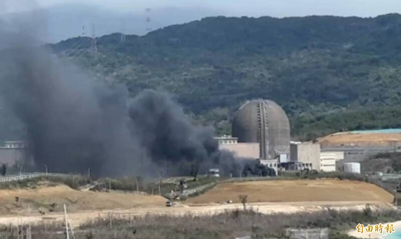 不滿核三火警未通報地方恆春鎮代會主席開車撞大門 保警拔槍制止