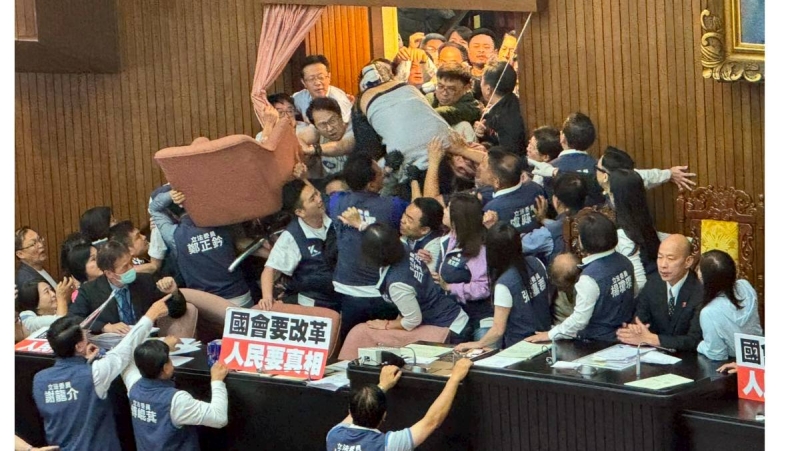 立院審法案上演大亂鬥還互告　柯建銘、謝龍介等藍綠10立委全被起訴