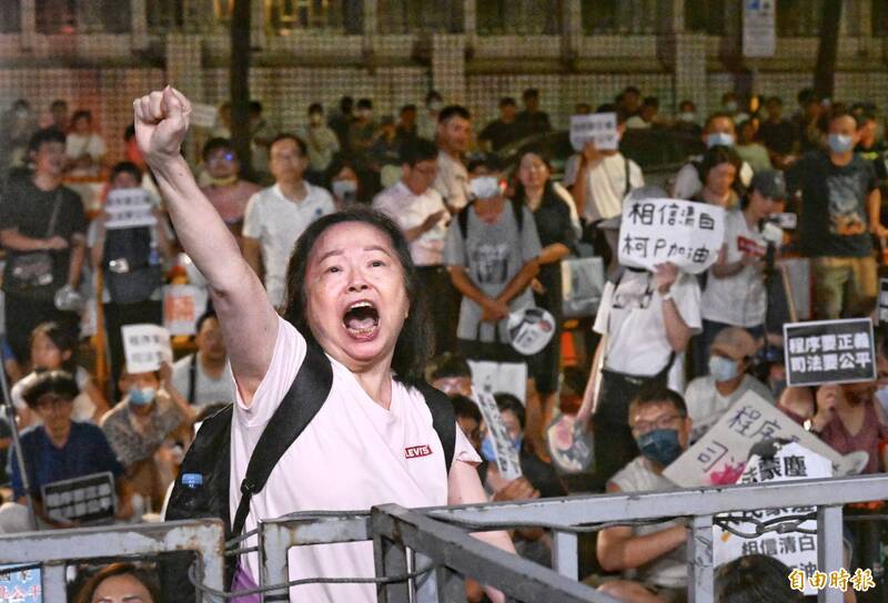 柯文哲聲押 挺柯反柯人潮湧北檢外！北市火速調400警戒備