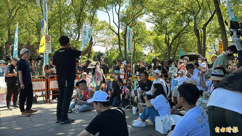 黃國昌向聲援群眾說 朱亞虎錄音檔顯現檢察官羅織入罪