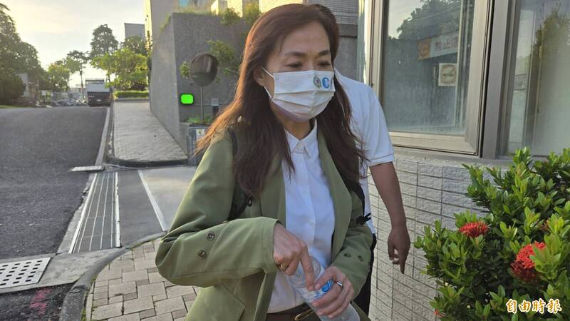 林宜瑾100萬交保！ 快步離開地檢署 稱「法律會還我清白」