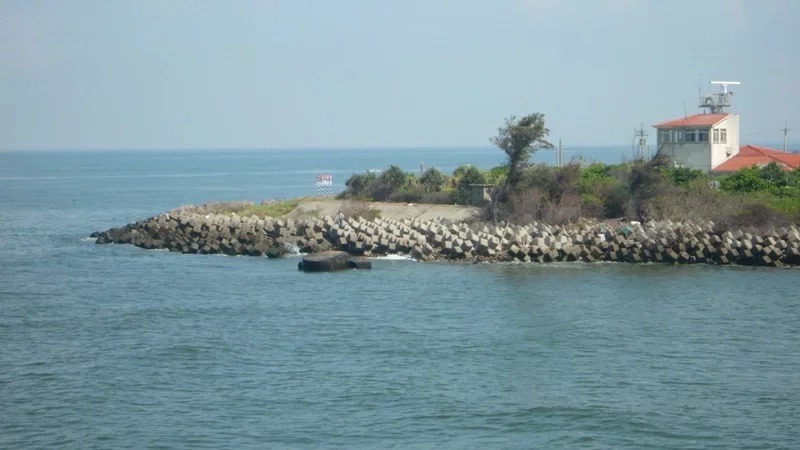 不敵海岸退縮！ 台南二仁溪出海口崗哨碉堡沒入海中