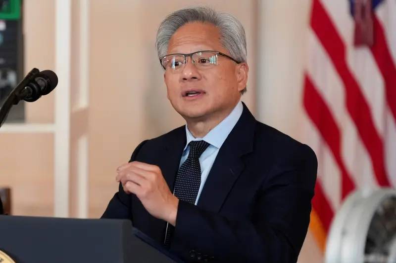 中國晶片只落後幾奈秒？黃仁勳再談開放競爭