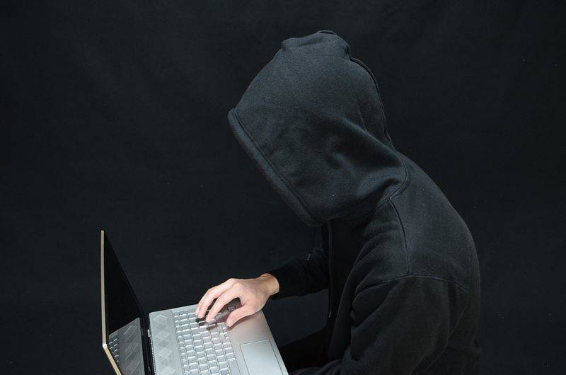 網軍頭子抓到了！電視台製作人扮「智障小草」打擊政敵　金主之一和賴清德力挺的「他」有關