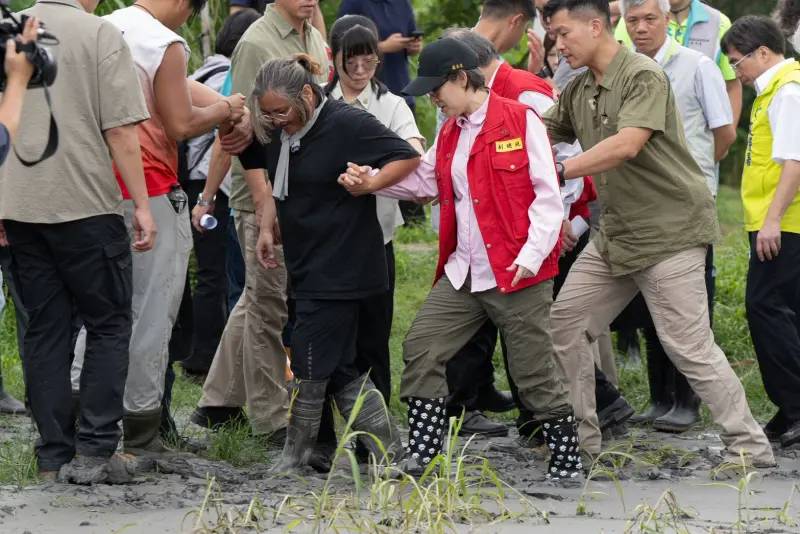 蕭美琴勘災穿「獸掌雨靴」！真實價格曝光
